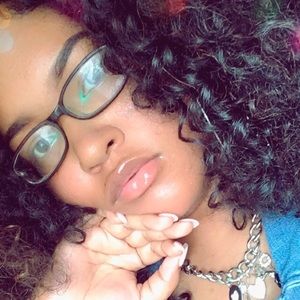 Meet your Posher, Deessence